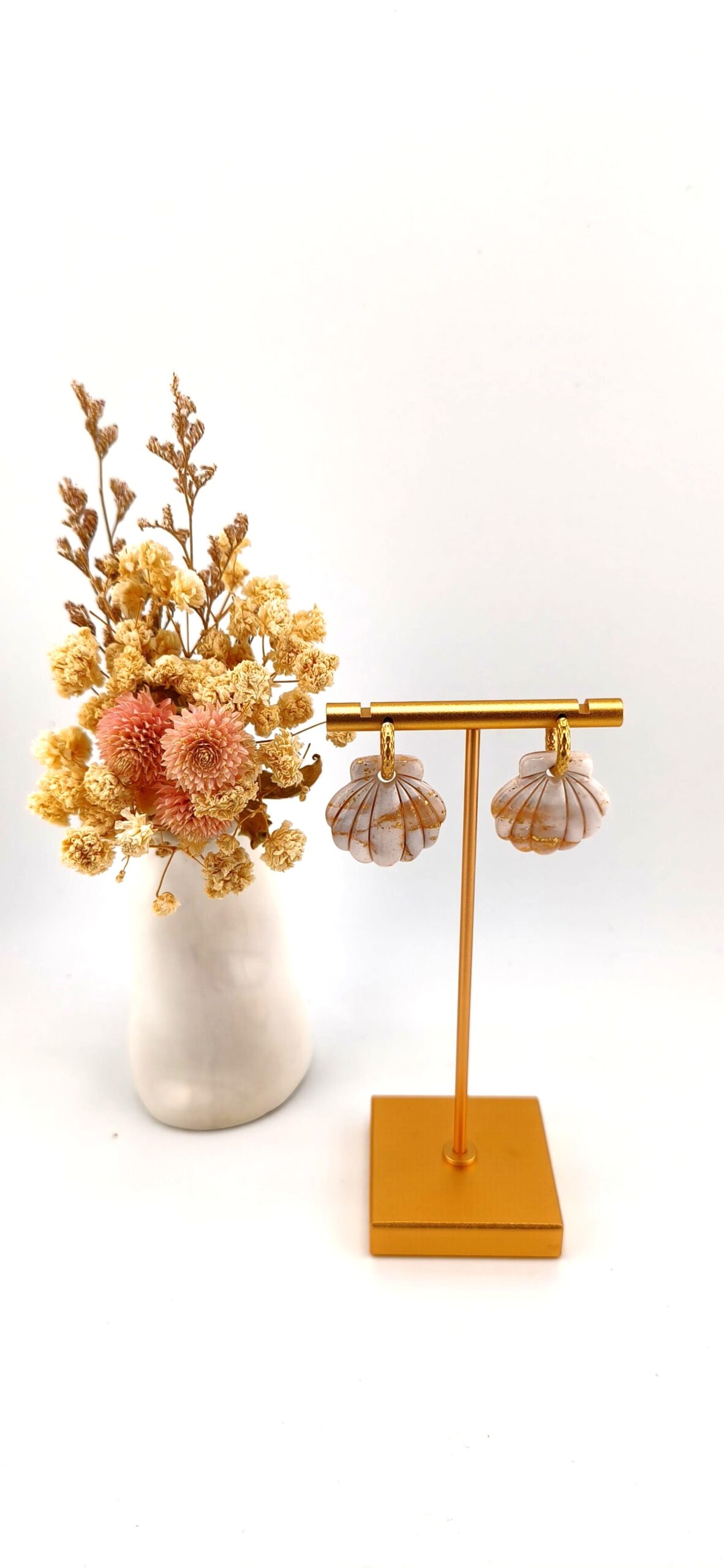 Brincos Concha Mármore — Argila Polimérica Brincos artesanais em forma de concha do mar, em argila polimérica com efeito mármore bege e dourado, com argolas douradas