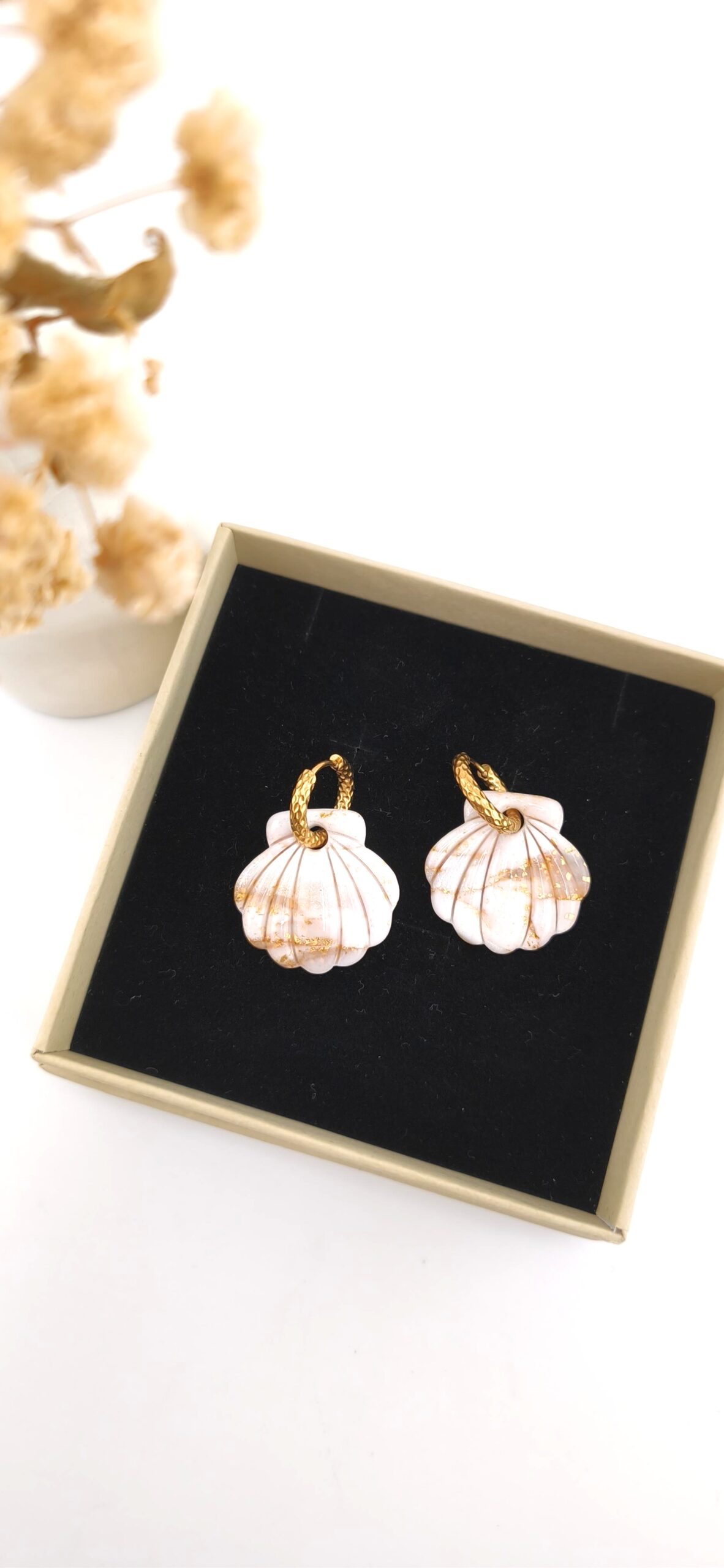 Brincos Concha Mármore — Argila Polimérica Brincos artesanais em forma de concha do mar, em argila polimérica com efeito mármore bege e dourado, com argolas douradas