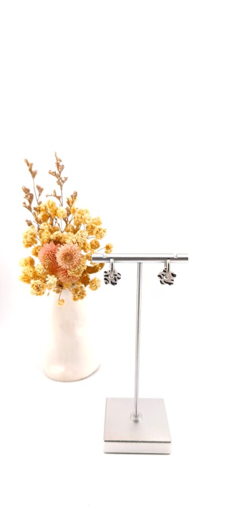 Brincos de argola com pendente em forma de flor com padrão zebra a preto e branco