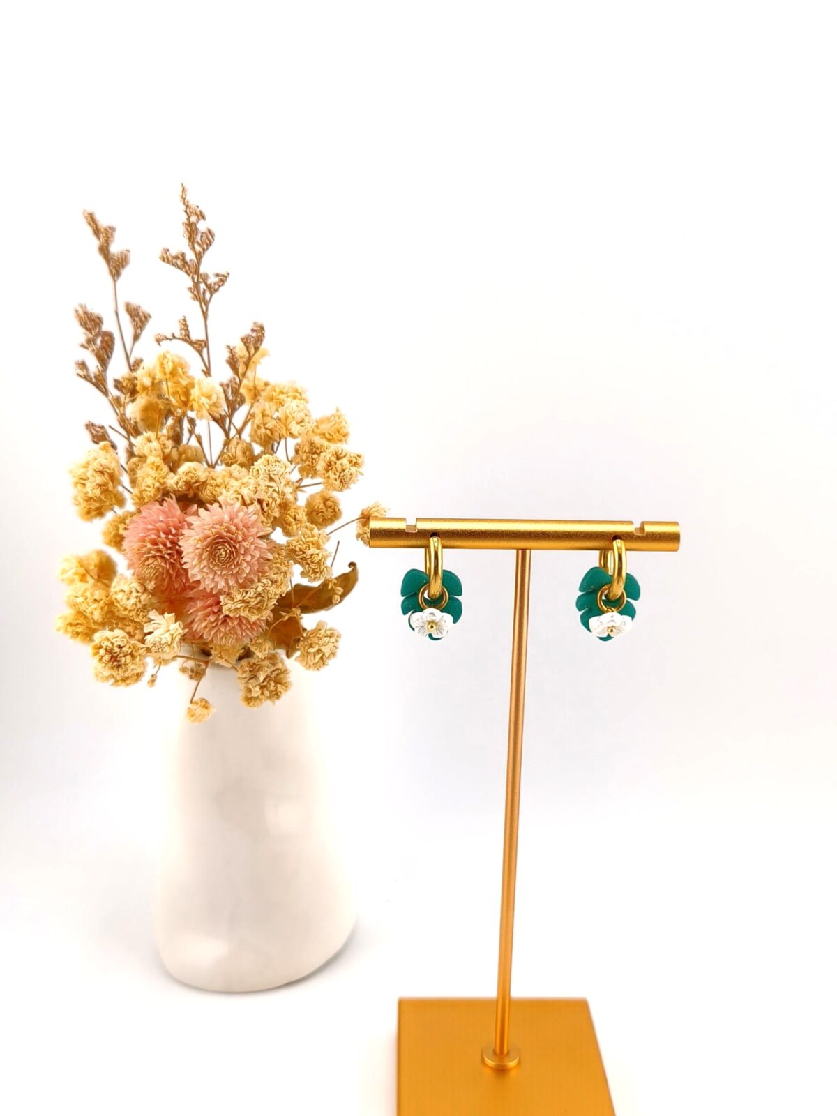 Brincos de argola com folha de monstera verde esmeralda e pequeno pendente de flor