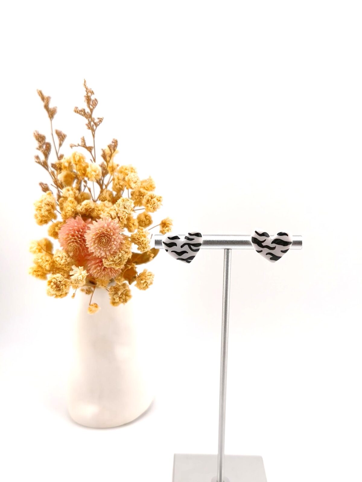 Brincos em forma de coração com padrão zebra a preto e branco