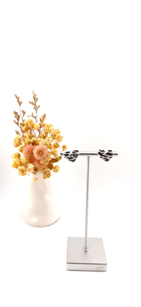 Brincos em forma de coração com padrão zebra a preto e branco