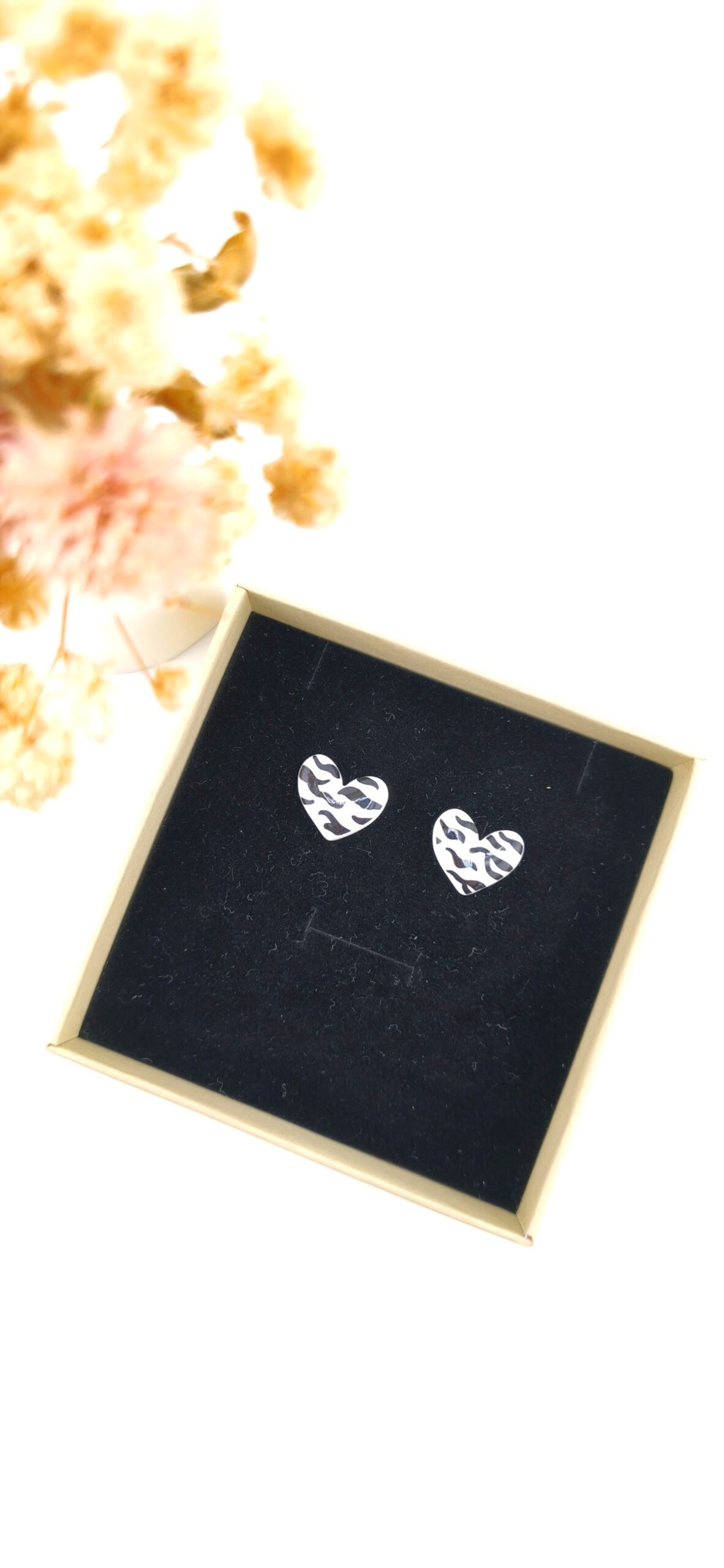 brincos coracao padrao zebra preto branco brincos alma e vida2 brincos coracao padrao zebra preto branco brincos alma e vida2