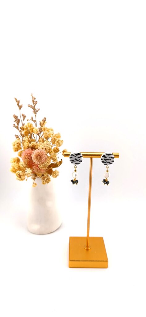 Brincos redondos com padrão zebra a preto e branco, com pendente de pérola e cristais pretos